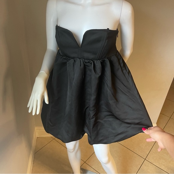 New Women’s black mini dress
Size Medium
New with tags
Straps can be attached - Picture 6 of 10